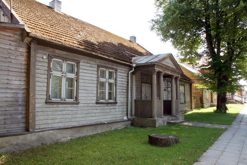 File:Järvamaa_Paide_puithoone Tallinna mnt ääres 31_ Praktiliselt vanim elamu Paide linnas_ Paide linnaarhitektuuri omapära oli see et elumajad ehitati sammastega.jpg